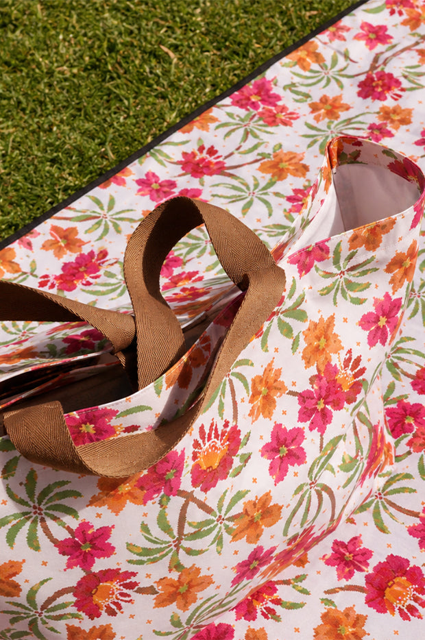 Hibiscus Retreat Beach Bag